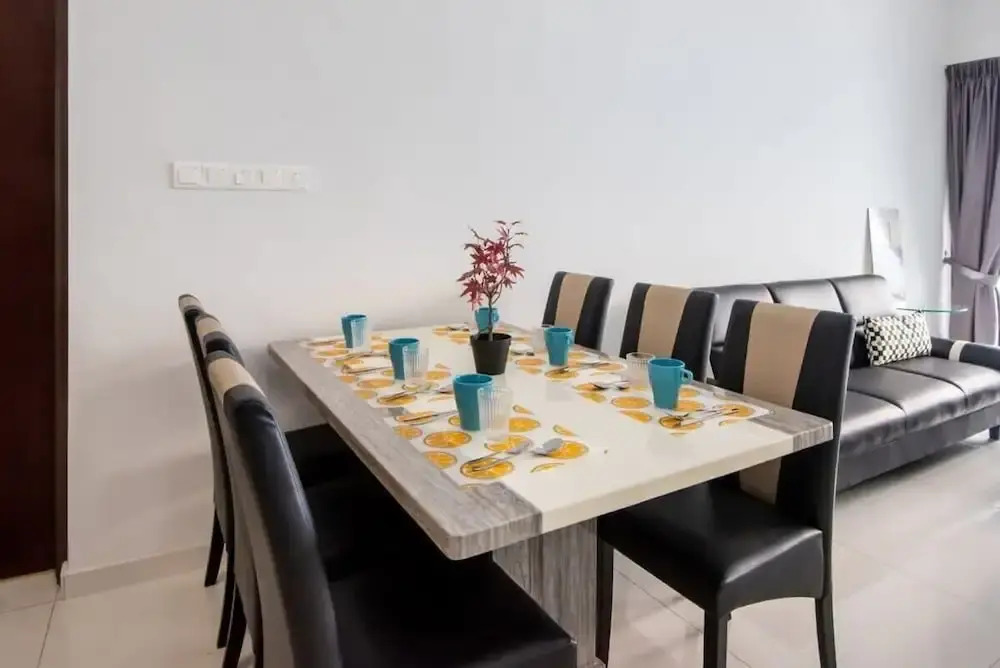 Chic 3BR in Danga Bay With Water Views & Parking