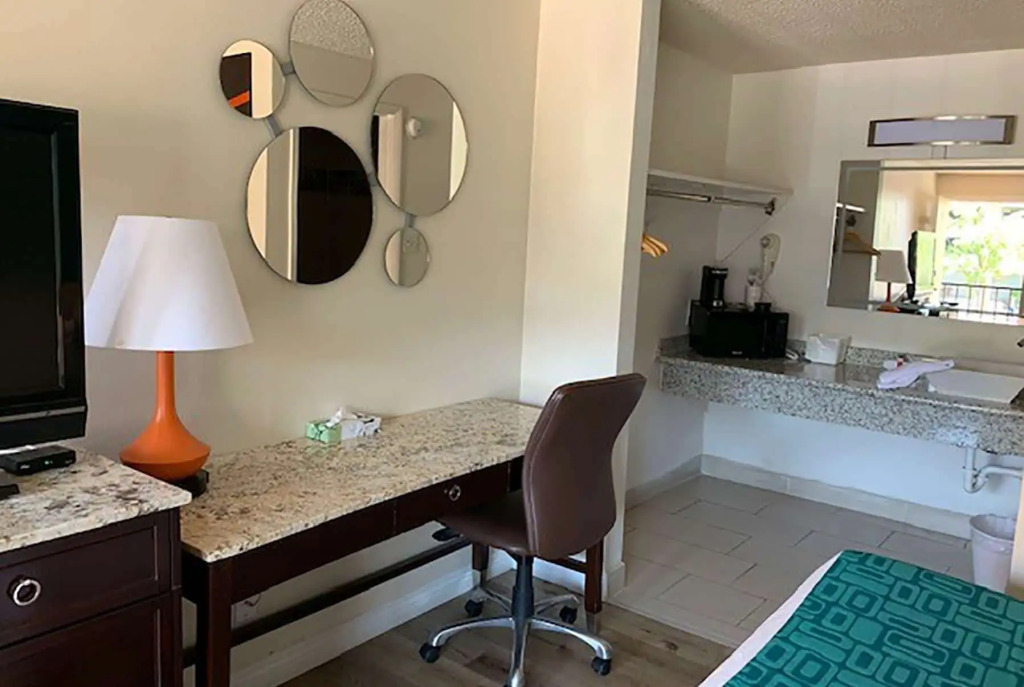 Howard Johnson by Wyndham Downtown Reno