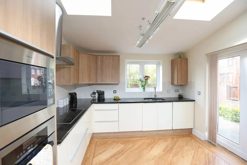 3/4 Bed House 2 Bathroom off Road Parking