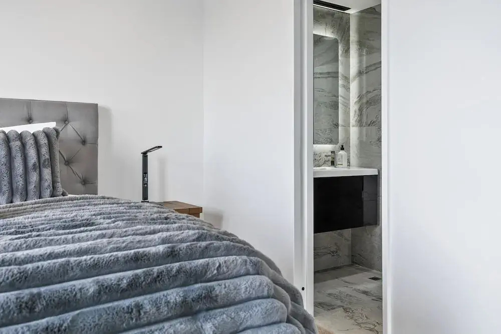 Modern 1BR w Pool/Gym Steps to Beach: Zodiak Stays