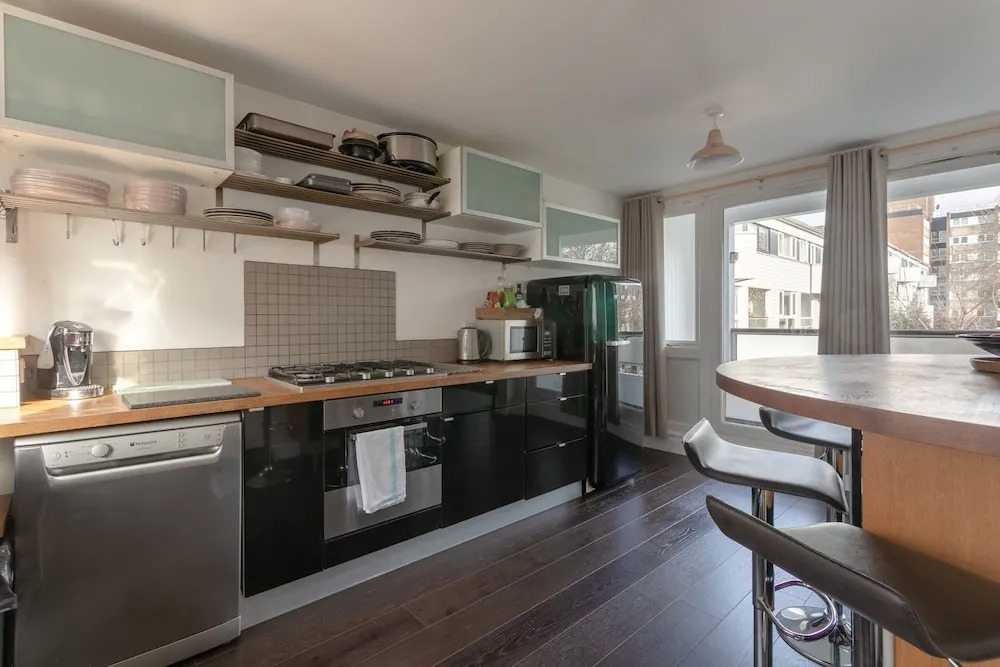 3 Bedroom Shoreditch Maisonette With Balcony