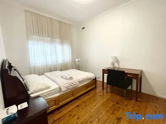 Spacious 4-Bedroom Family Home - Close to Airport & City