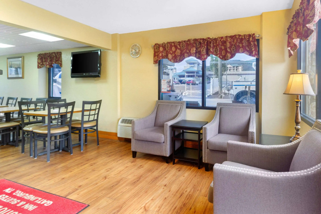 Econo Lodge Inn & Suites Gatlinburg at the Convention Center