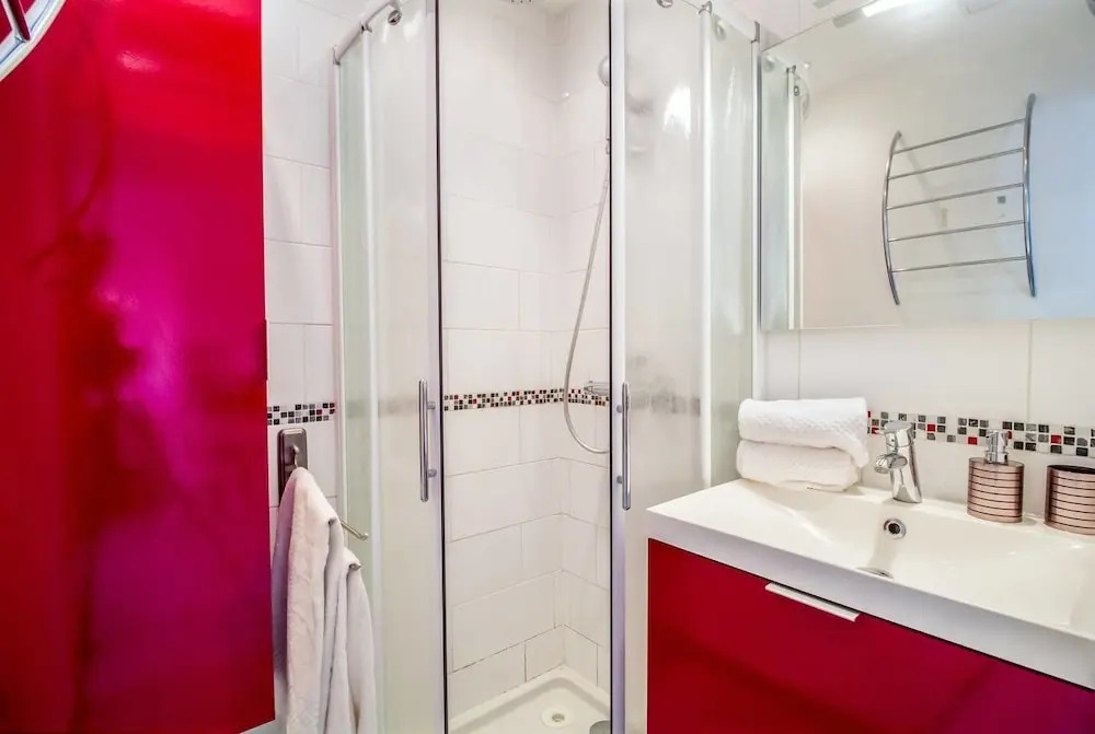 2 Rooms With Parking and Balcony, Heart of Cannes