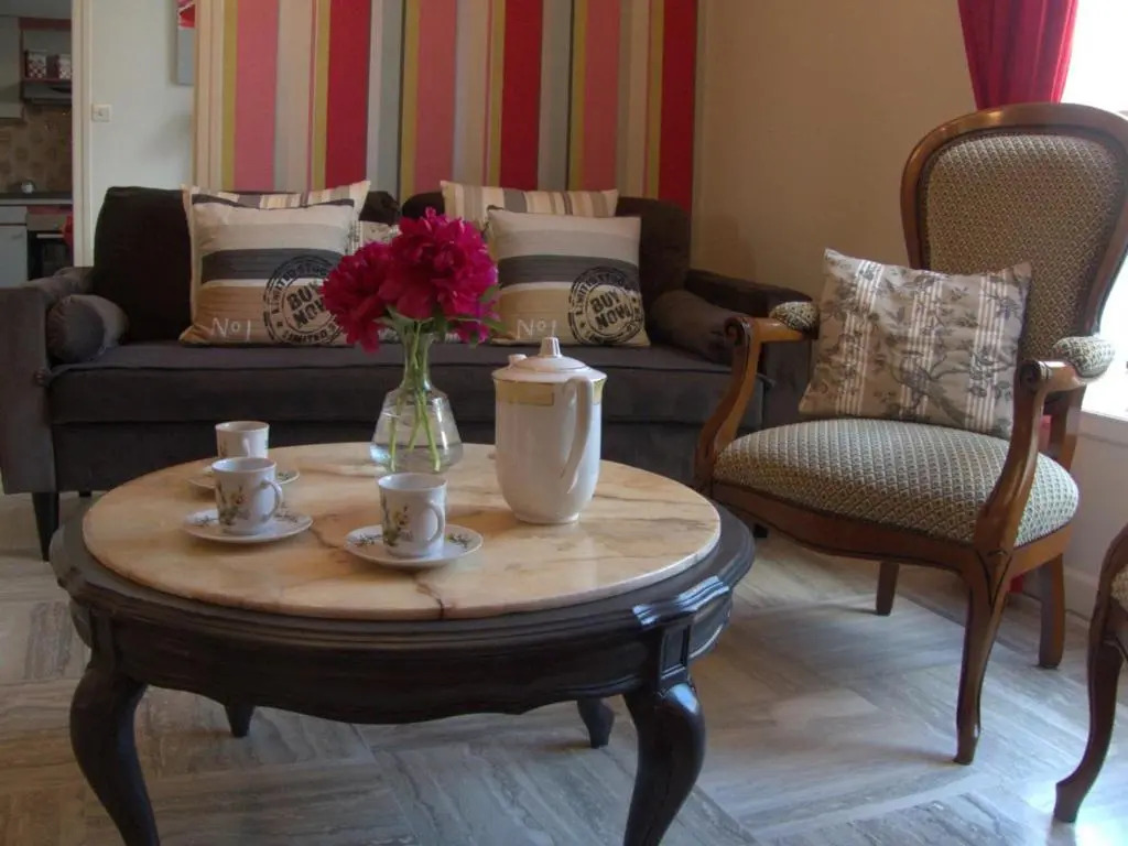 Gîte Moderne 10 Pers. en Touraine avec Jardin, WiFi, Près de la Vienne et Vignobles de Chinon - FR-1-381-395
