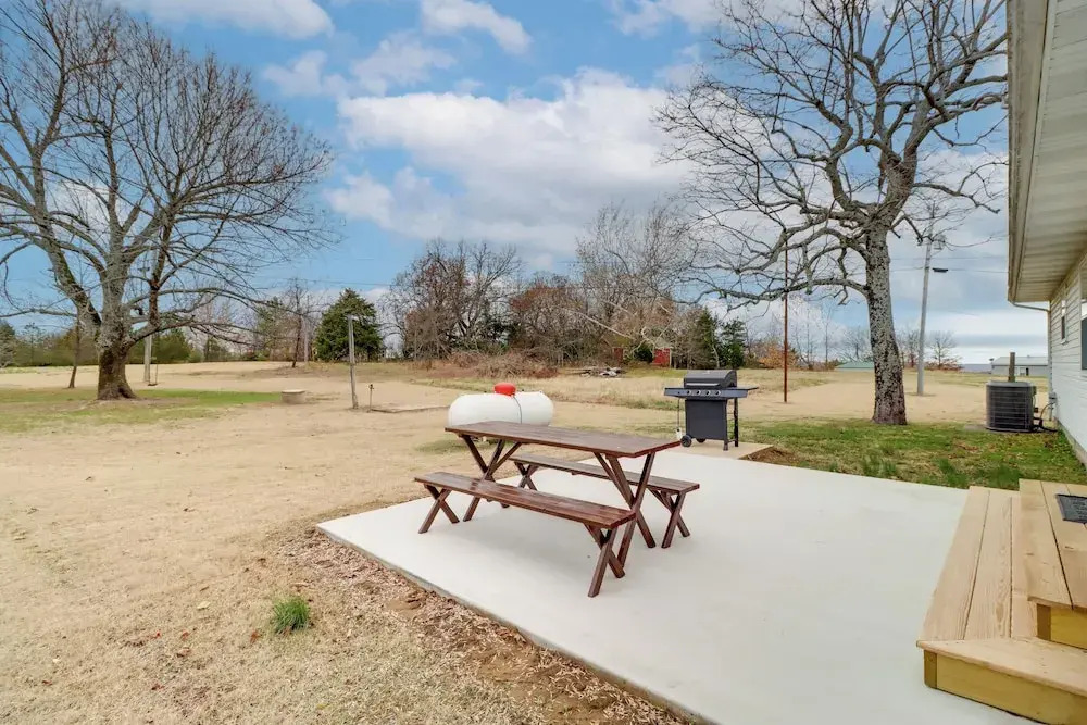 Henderson Home w/ Patio: 1 Mi to Norfork Lake