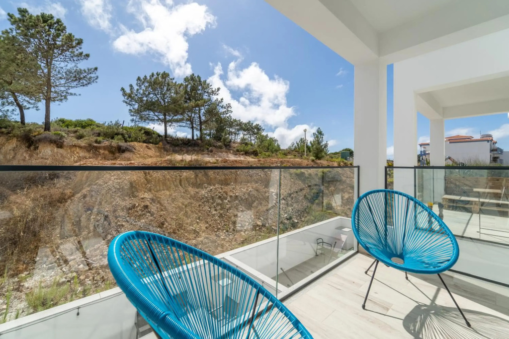 A TARAMBOLA - Walking distance to Monte Clerigo and Amoreira beaches