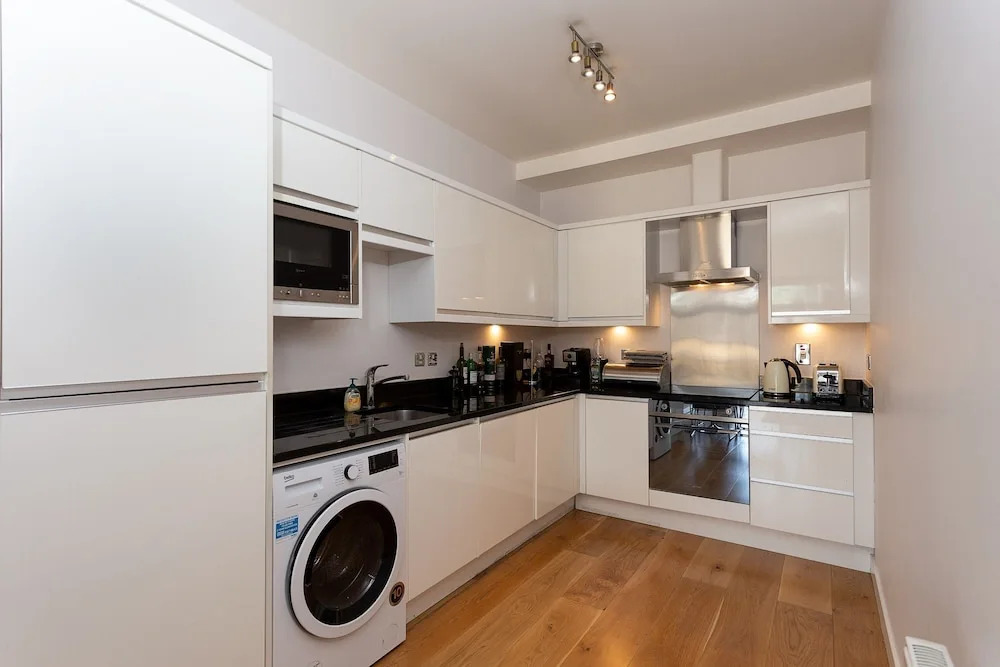 2 Bedroom Apartment in West Hampstead With Balcony