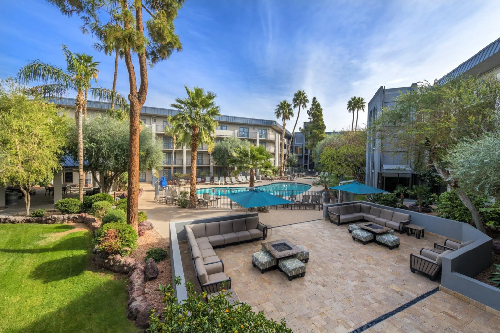 Holiday Inn and Suites Phoenix Airport North by IHG