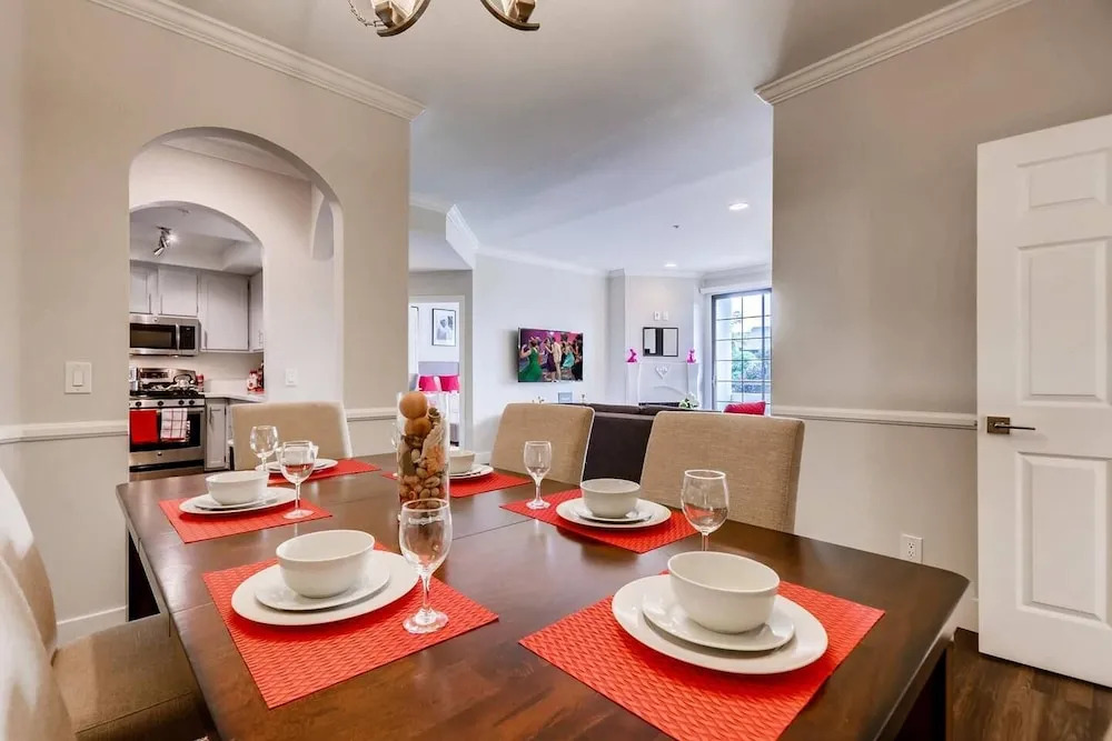 Gorgeous LA LA Land Beverly Hills 2BR - Fast Wifi - Free Parking! (BW2)