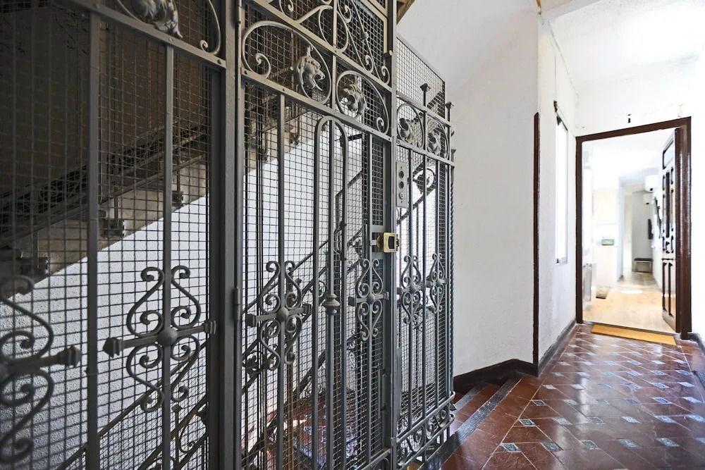 Santa Isabel Street, Private rooms