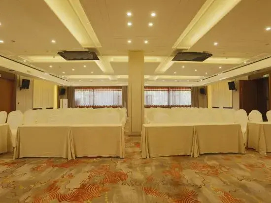 Yining Yili Huacheng Grand Hotel (People's Square)