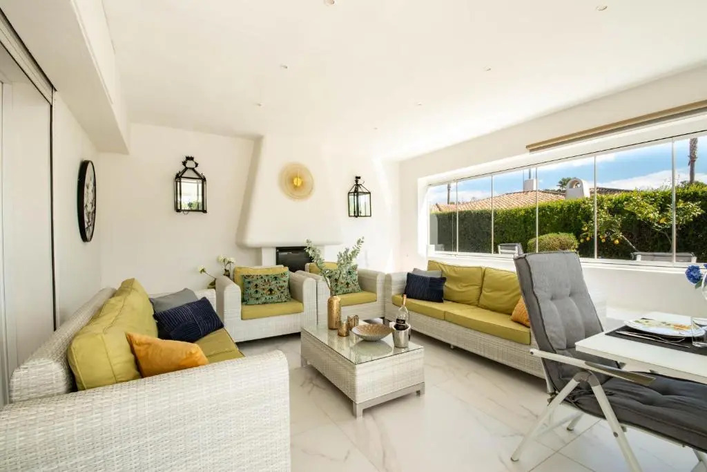 Villa encantadora junto a la playa en Los Monteros con seguridad 24 horas
