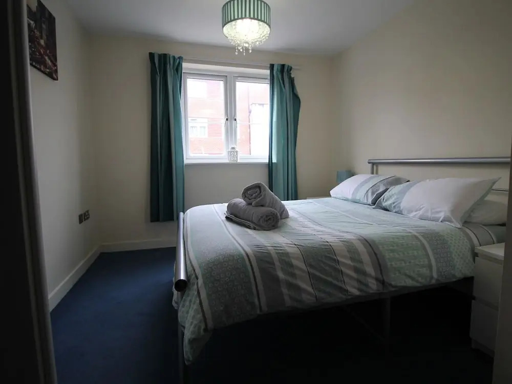 High Street 3 Bedroom House Near Cardiff by Cardiff Holiday Homes
