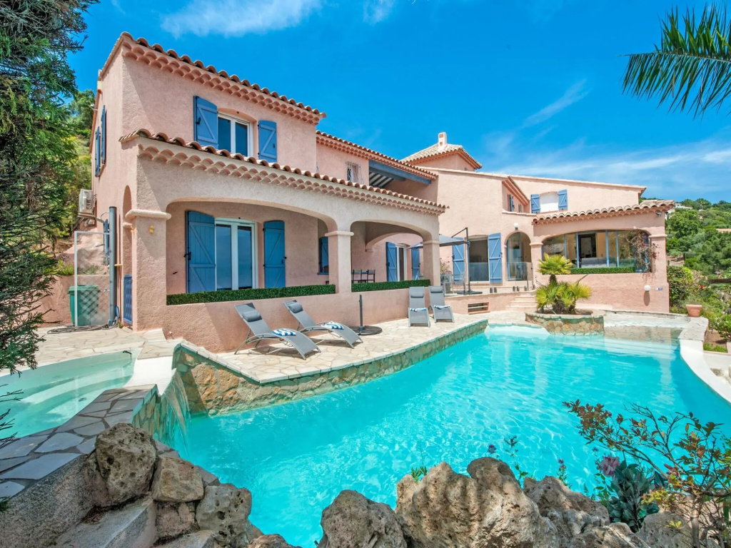 Luxurious Villa in Les Issambres with swimming pool and Sauna