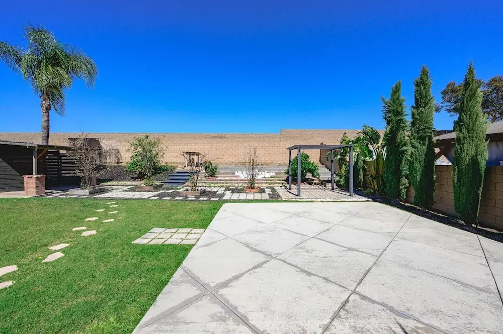 Spacious Family Retreat w Garden Modern Comfort