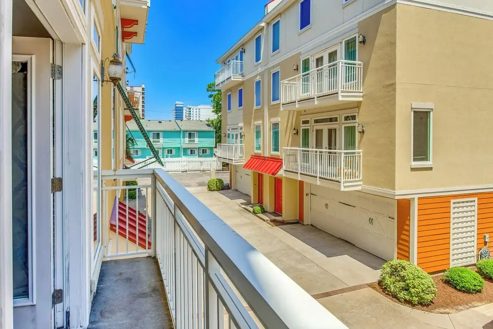 Walk to Ocean: Myrtle Beach Townhome w/ Balcony!