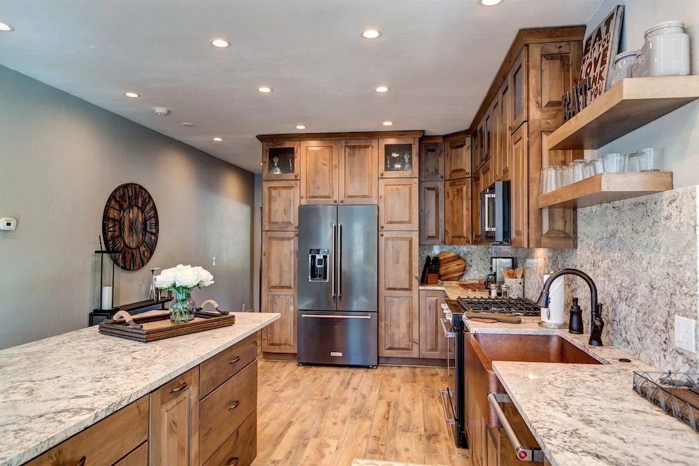 Creekside Escape 4 Bedroom Home by RedAwning