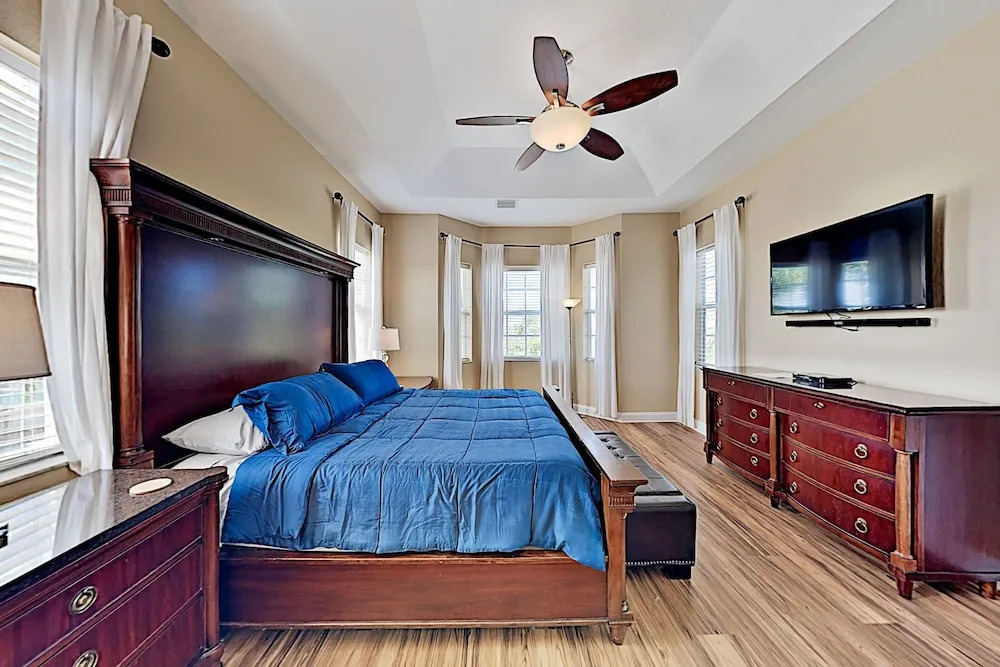 Immaculate Canal W/ Pool, Dock & Game Lounge 4 Bedroom Home
