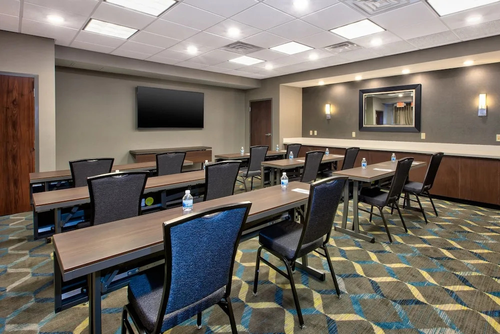 Hawthorn Suites By Wyndham Ann