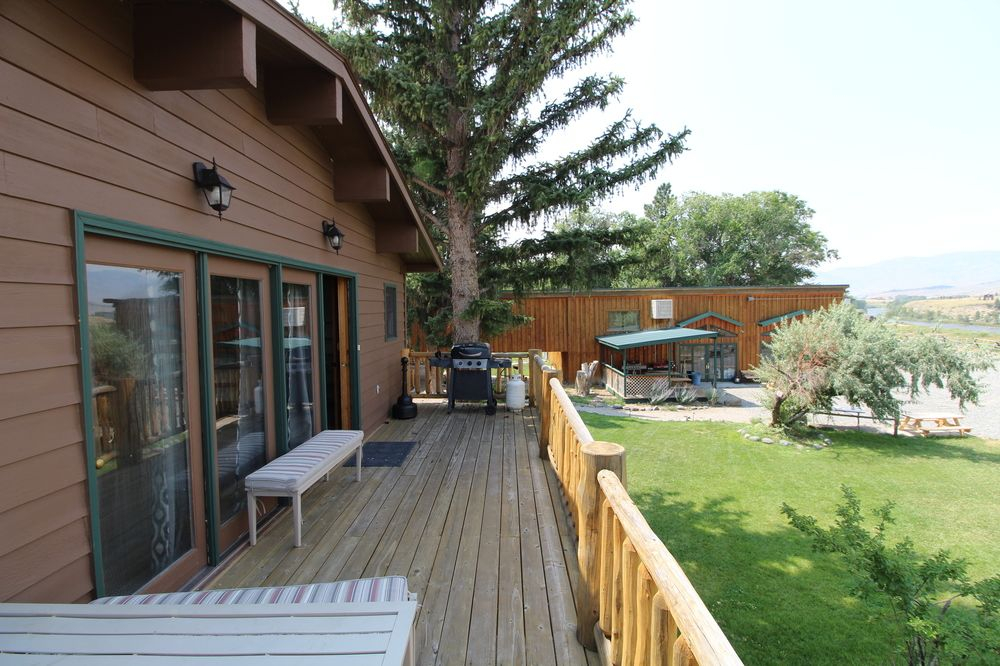 The Historic Wapiti Lodge