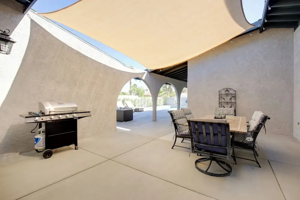 Theater Room & Pool Deck: Retreat in Palm Desert!