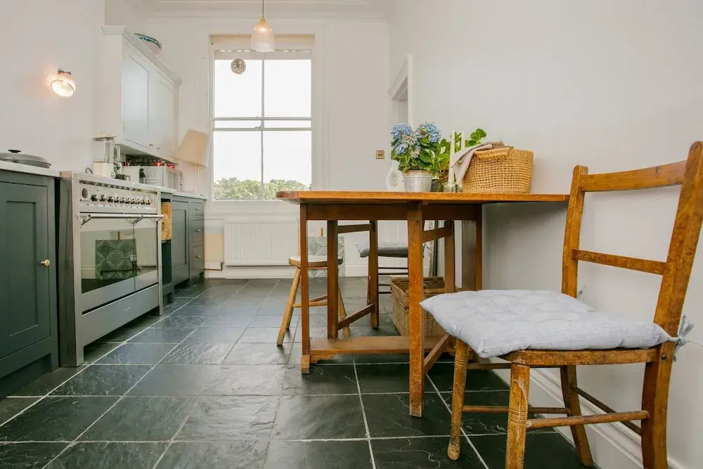 2 Bedroom Period Apartment Next To Clapham Common