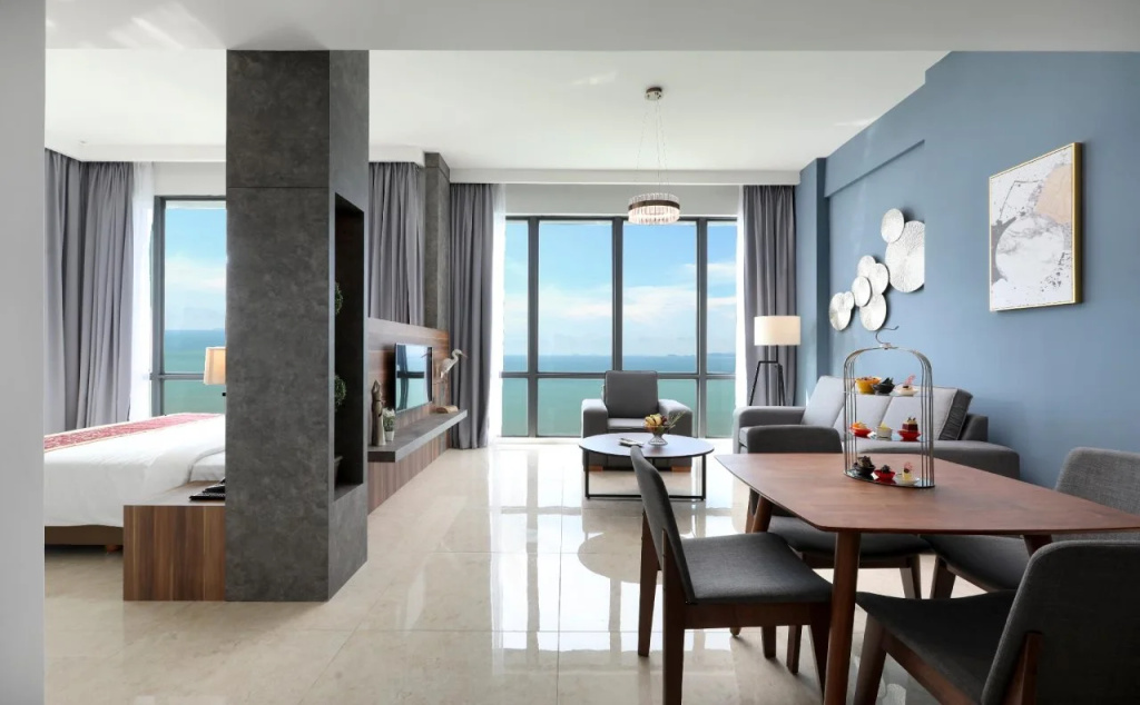 Hompton Hotel by the Beach