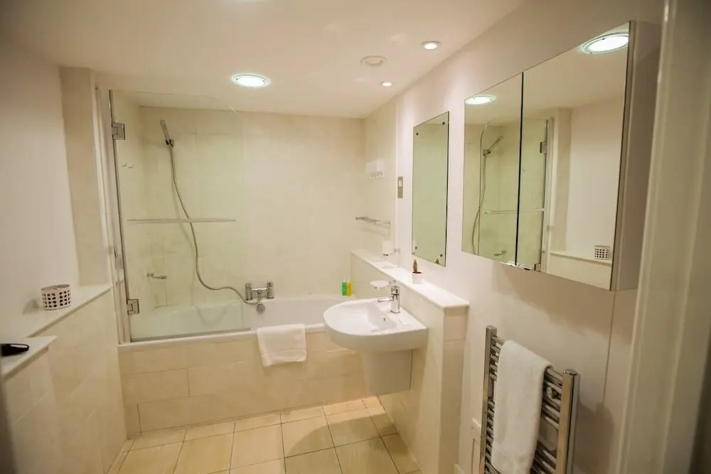 Light & Airy 1bed Barons Court Flat Lift & Balcony