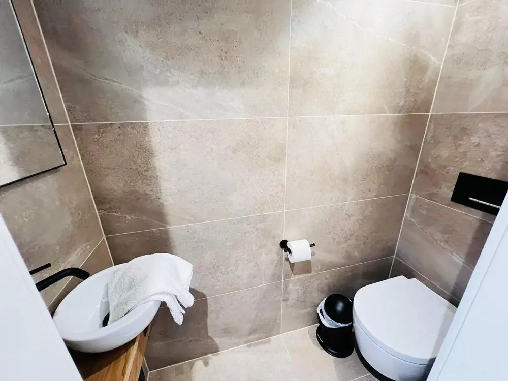 Beautiful one bedroom w balcony&parking