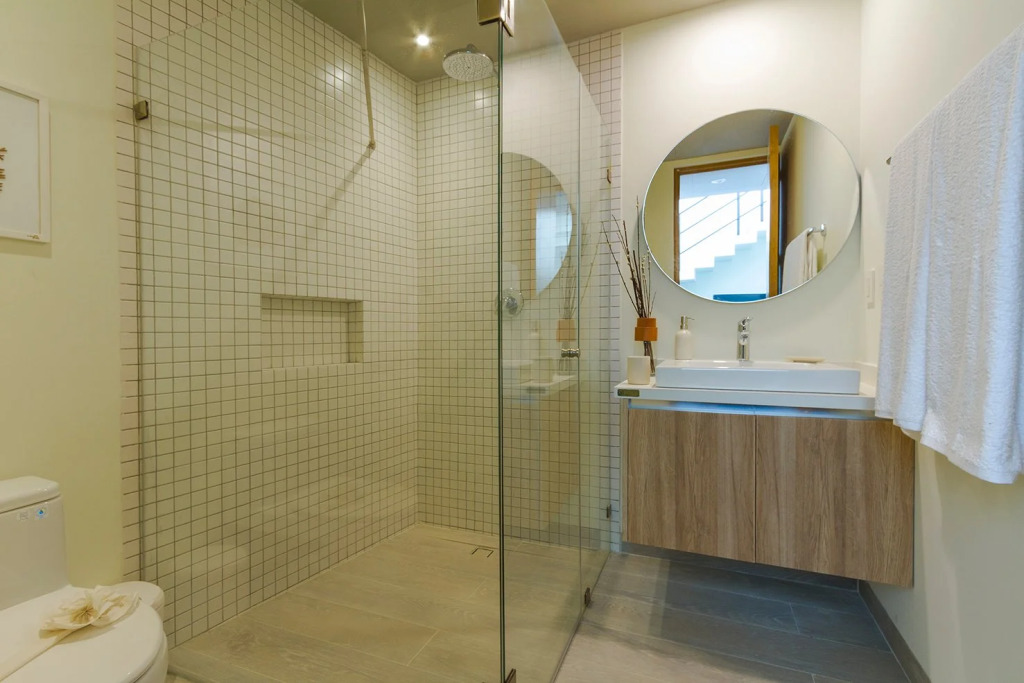 Entire modern apartment | 2 min walk to the beach | private rooftop pool