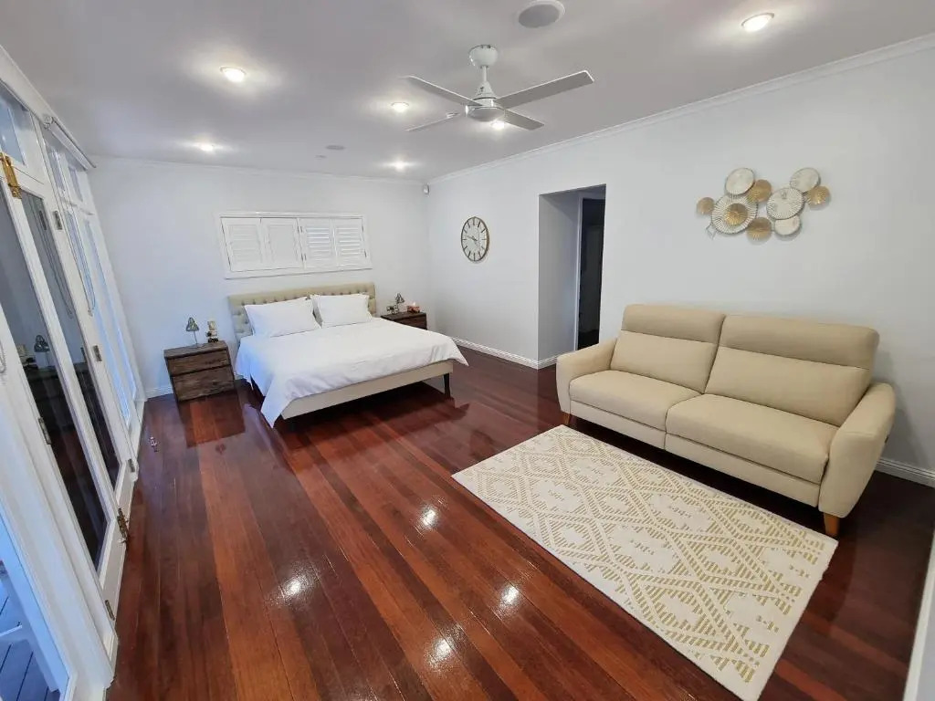 Willow Garden Stays Cairns - Beachfront 4 Bedroom Luxury Holiday Home
