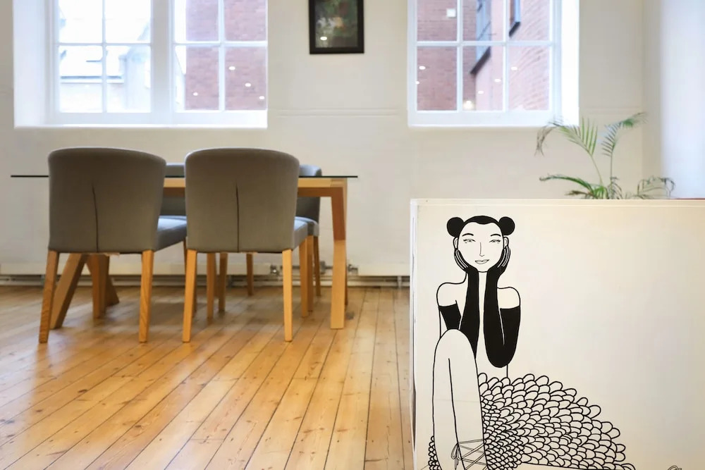 Stylish Loft-style Apartment Close to Overground