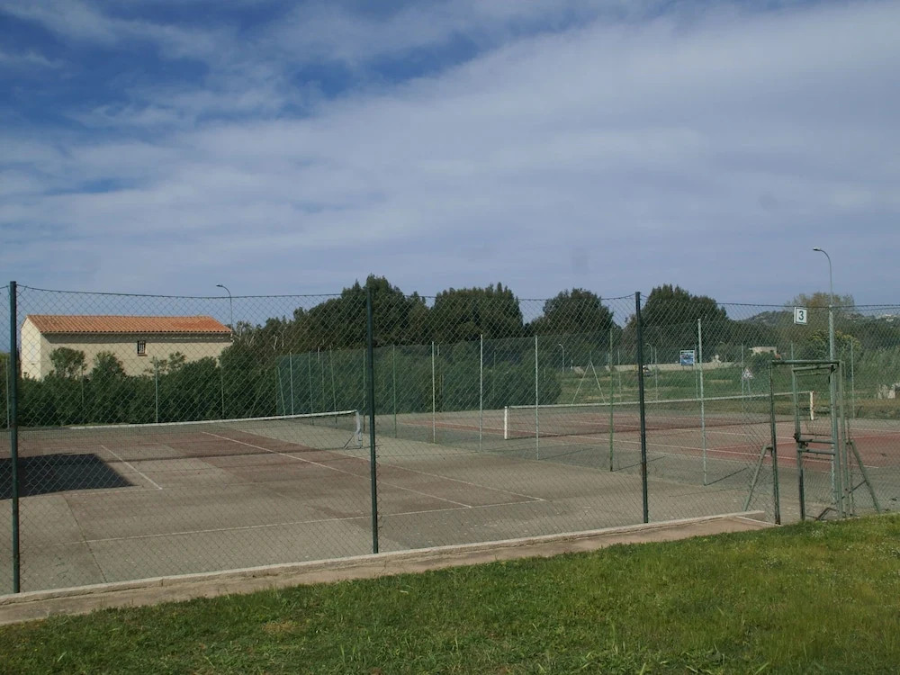 Spacious house, 100m from the beach, swimming pool.