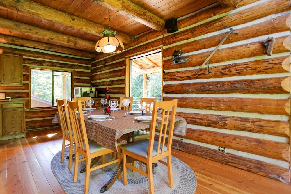 Cozy Easton Cabin w/ Wenatchee Nat'l Forest Views!
