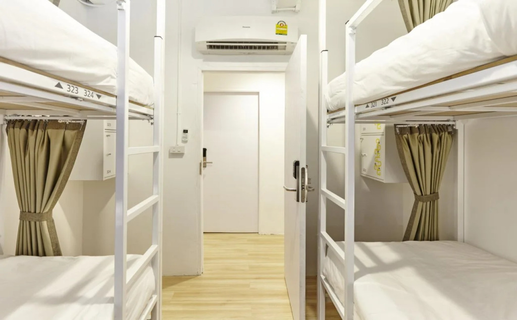 LiveItUp Chitlom Hostel
