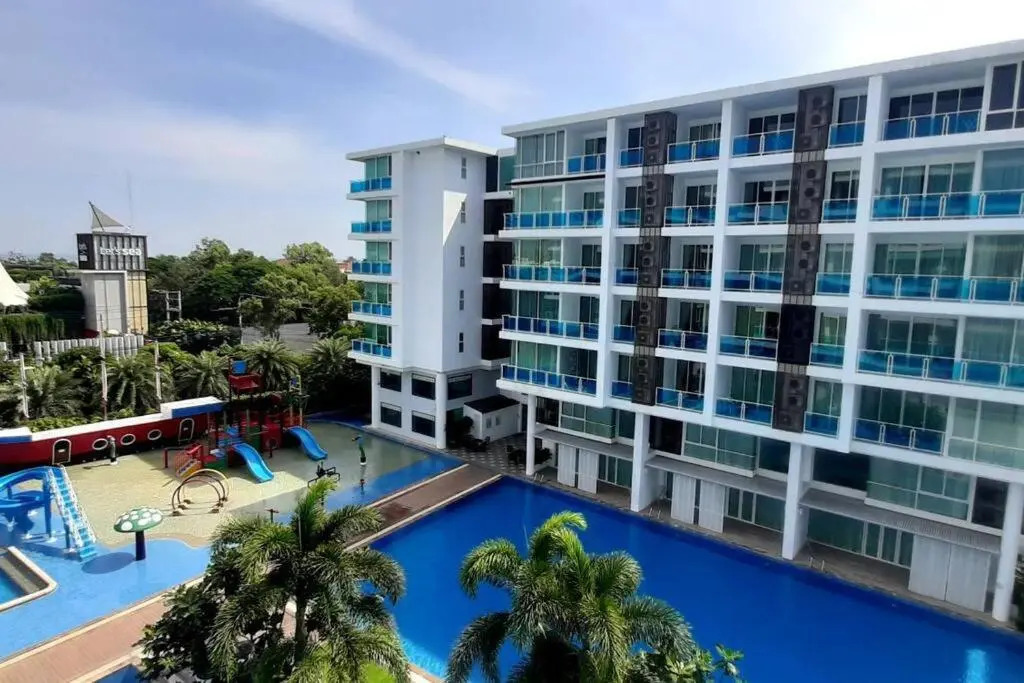 Light, airy, east facing 2 bed/2 bath pool views