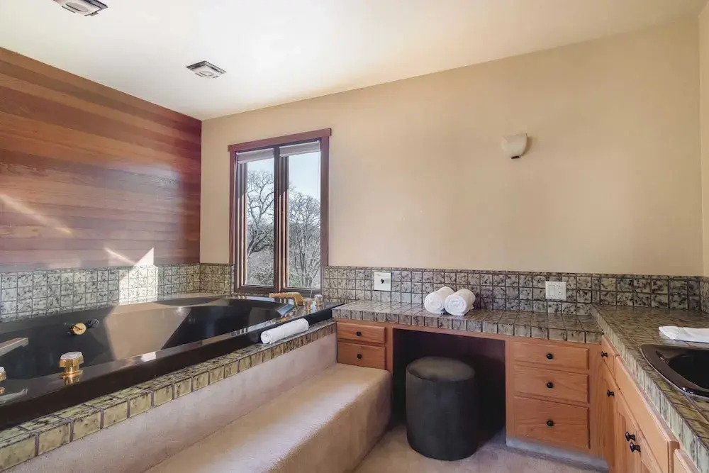 3.5-acre 5bdr Rereat w/ Views, Pool + Hot Tub, Fire Pit Gable by Avantstay