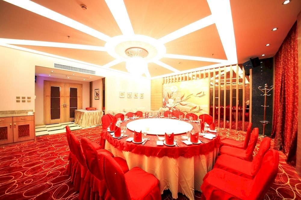 La Waterfront Hotel