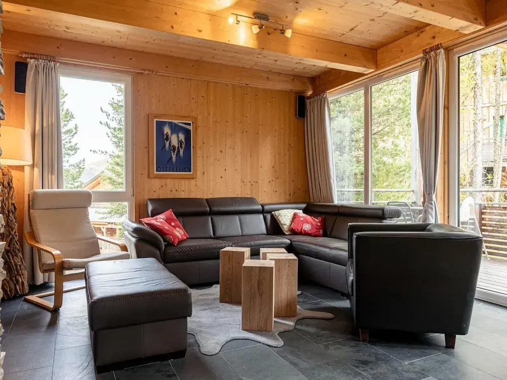 Lavish Chalet With Outdoor hot tub