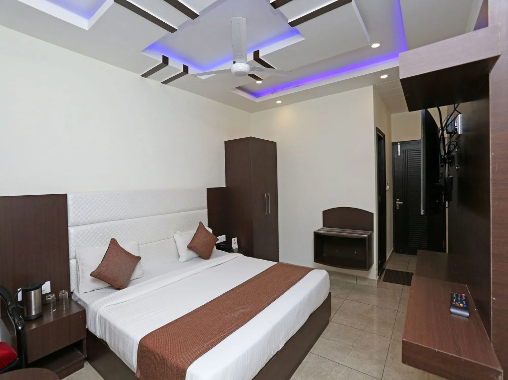 OYO 13243 Hotel City Castle