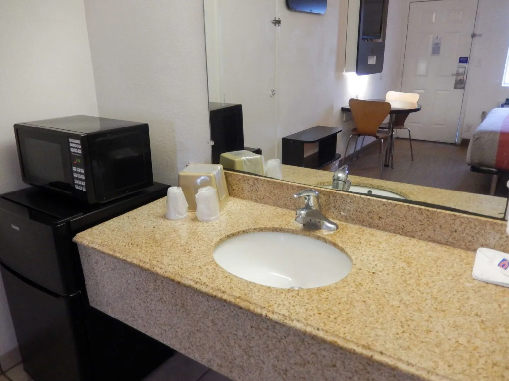 Motel 6-Clute, TX