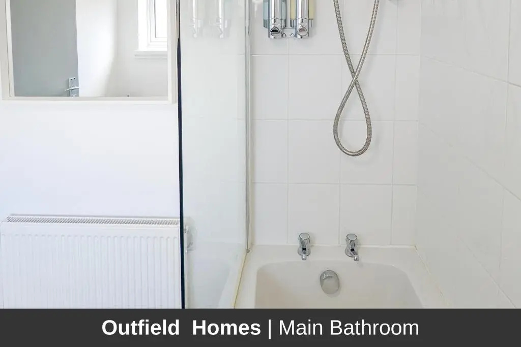5 Bedroom Contractor House with Free Parking and Free WiFi - Outfield Homes by Your Lettings Peterborough