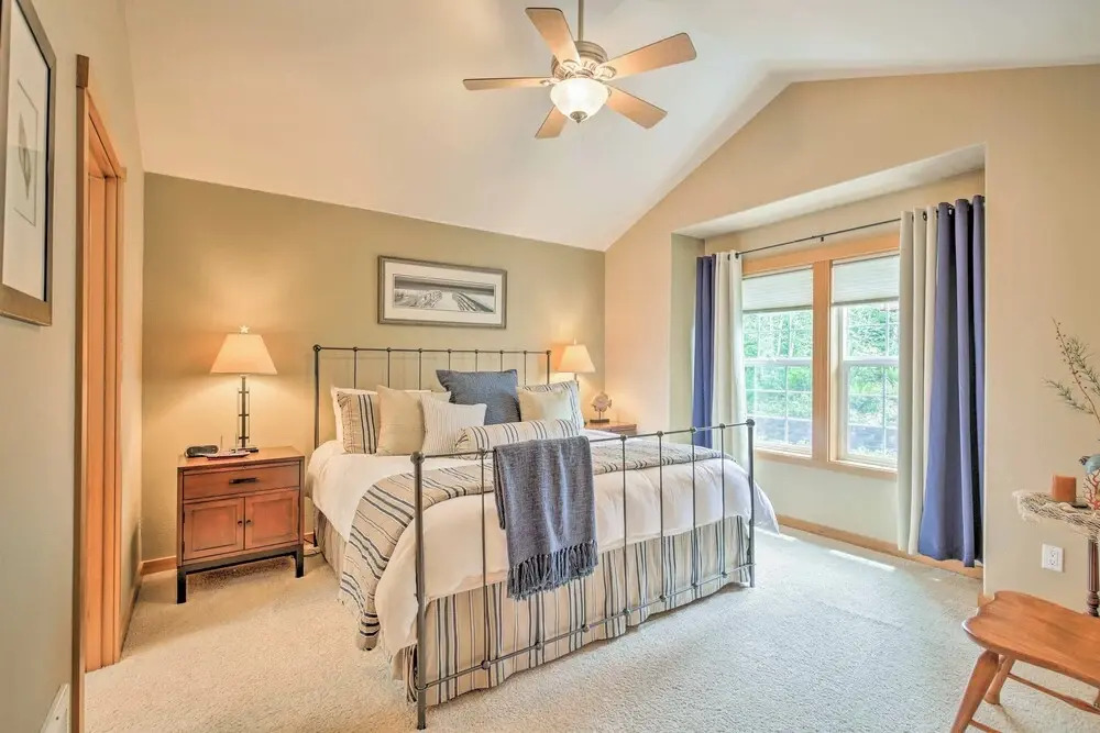 Spacious Family Townhome: Walk to Beach & Downtown