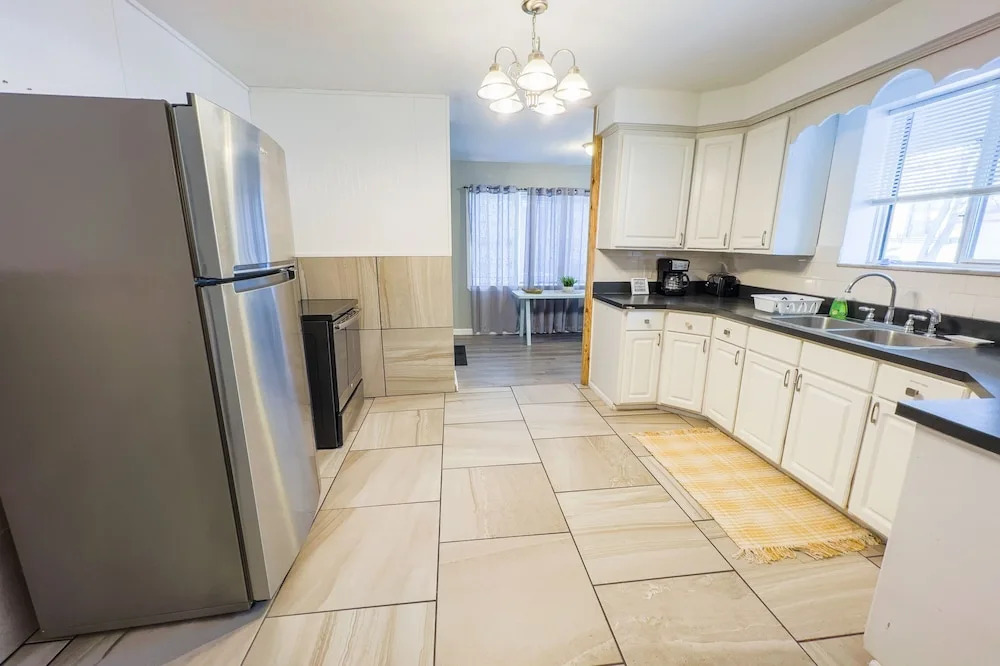 The Stone Castle - With Private Yard & Parking, Near Falls & Casino by Niagara Hospitality