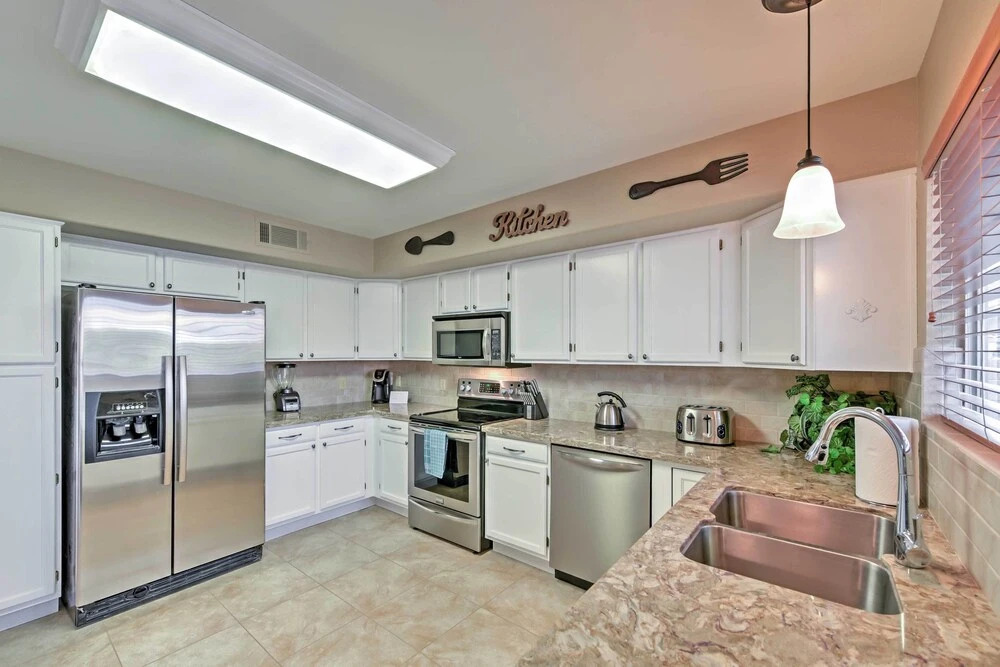 Hot Tub & Pool: Stunning Goodyear Home Near Lakes