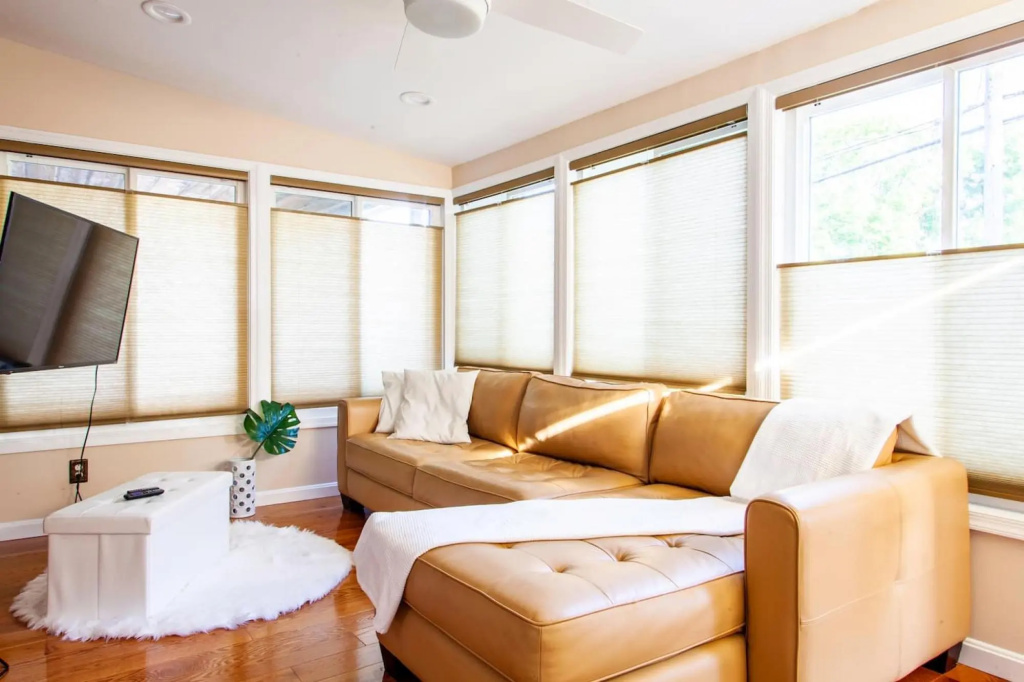 ✶ Gorgeous Home Tucked Away In Greener Part Of Town ✶ Transit-Friendly !