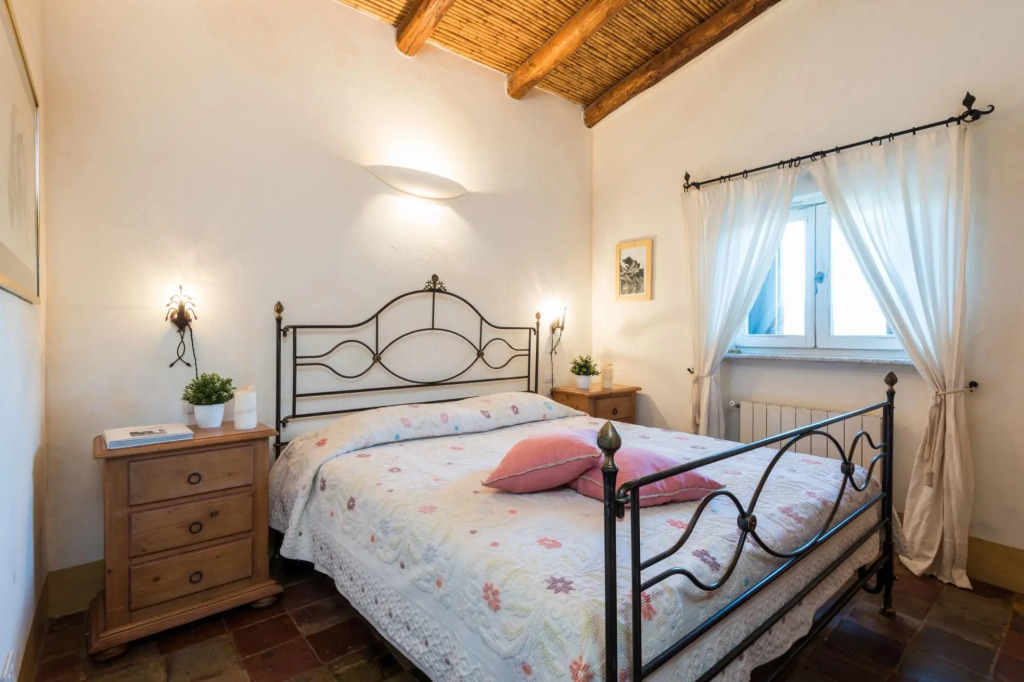 Exclusive villa with swimming pool and private park. The main part hosts 5 comfortable bedrooms (4 d-VILLA NINA
