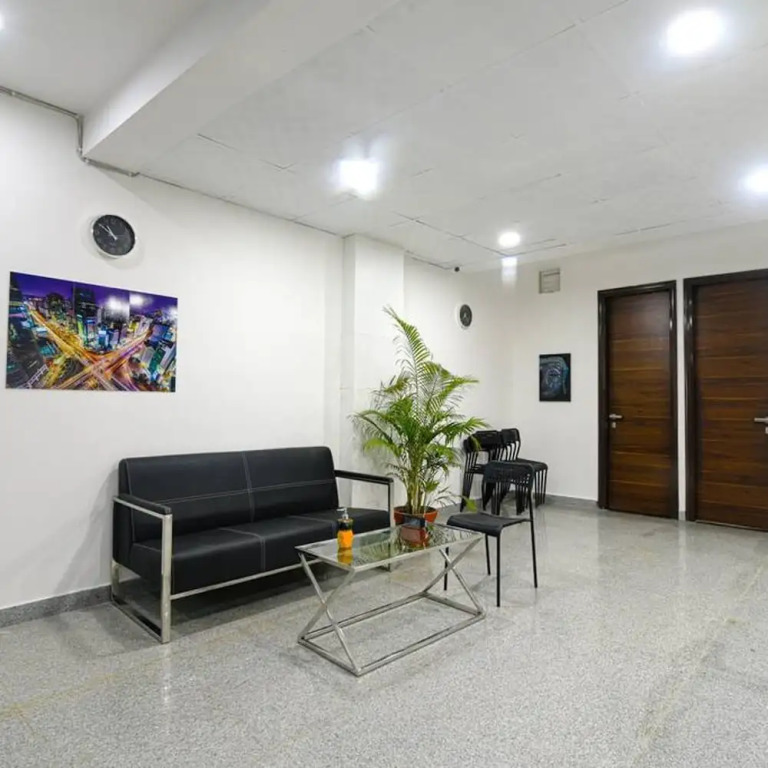 Studio Apartment With Patio gym Near Global Foyer
