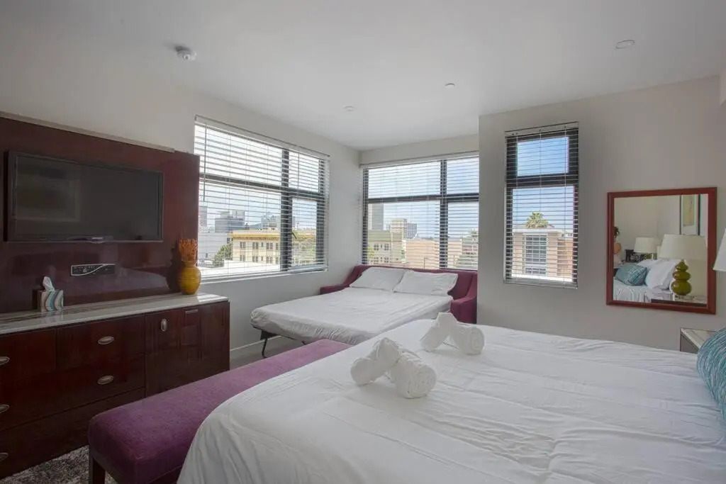 Downtown View 4 Sleepers Studio- Great for Getaway